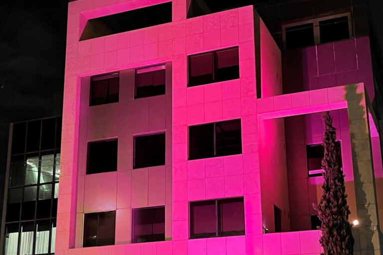 H SYMMETRIA ντύνεται ροζ στον αγώνα ευαισθητοποίησης για τον καρκίνο του μαστού