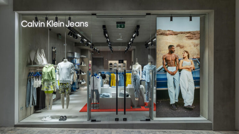 H Calvin Klein ανακοινώνει το πολυαναμενόμενο άνοιγμα του νέου CALVIN KLEIN JEANS καταστήματος στην Πάτρα